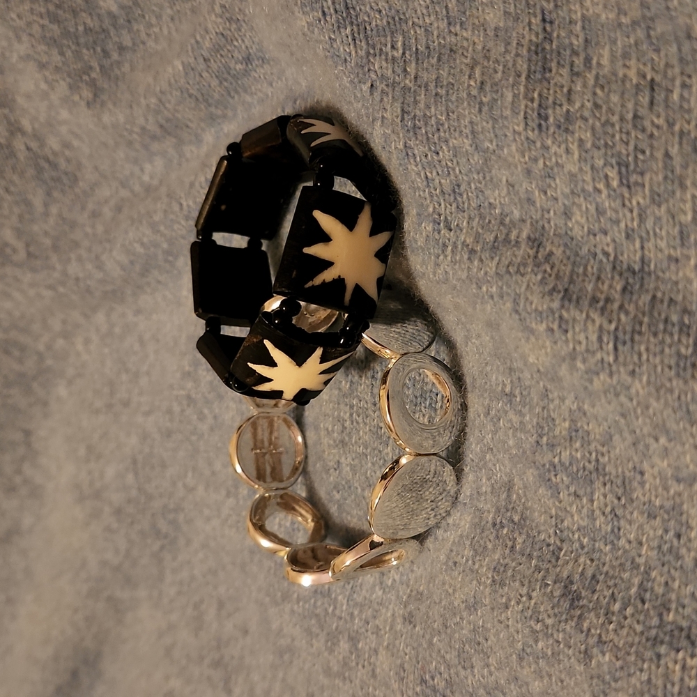 Set of 2 stretchy costume jewelry bracelets